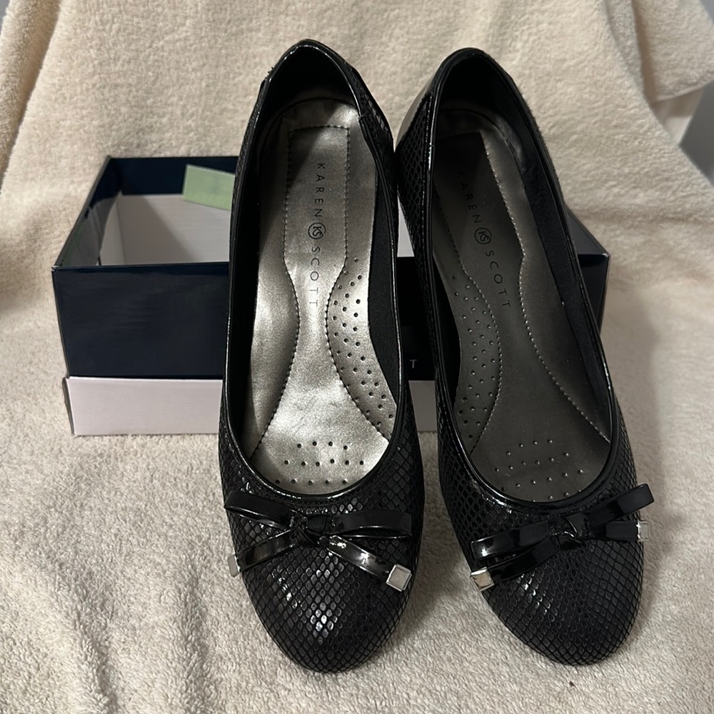 Karen Scott shoes size 9 NO BOX